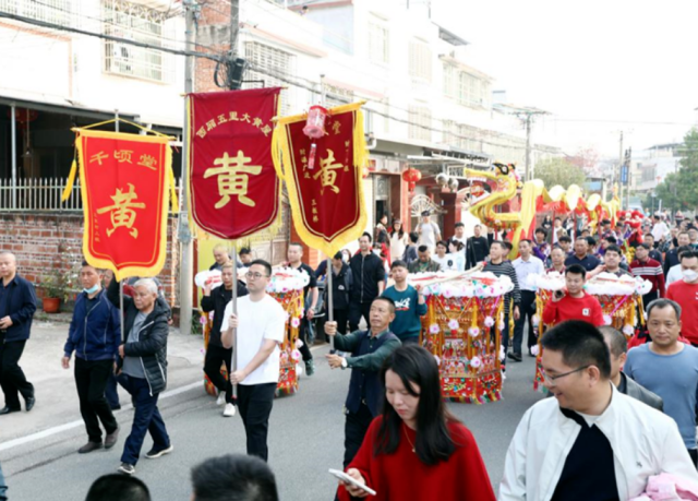 福兴街道五里村大黄屋迎灯队伍声势浩大。  