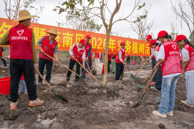青年志愿者参与主题林活动 