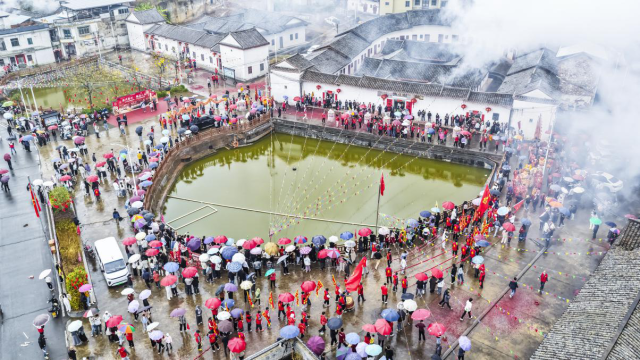 上灯期间，各姓氏祖屋张灯结彩，龙狮起舞，锣鼓喧天。