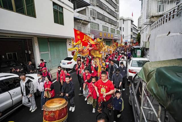 金星村廖氏宗族花灯巡游时万人空巷。  