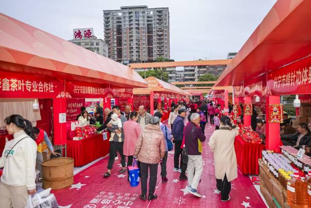 文明集市人气旺。  