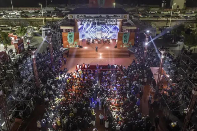 2025年星湖音乐会——粤语金曲专场在包公文化园舞台激情开唱。肇庆市融媒体中心记者 吴勇强 摄