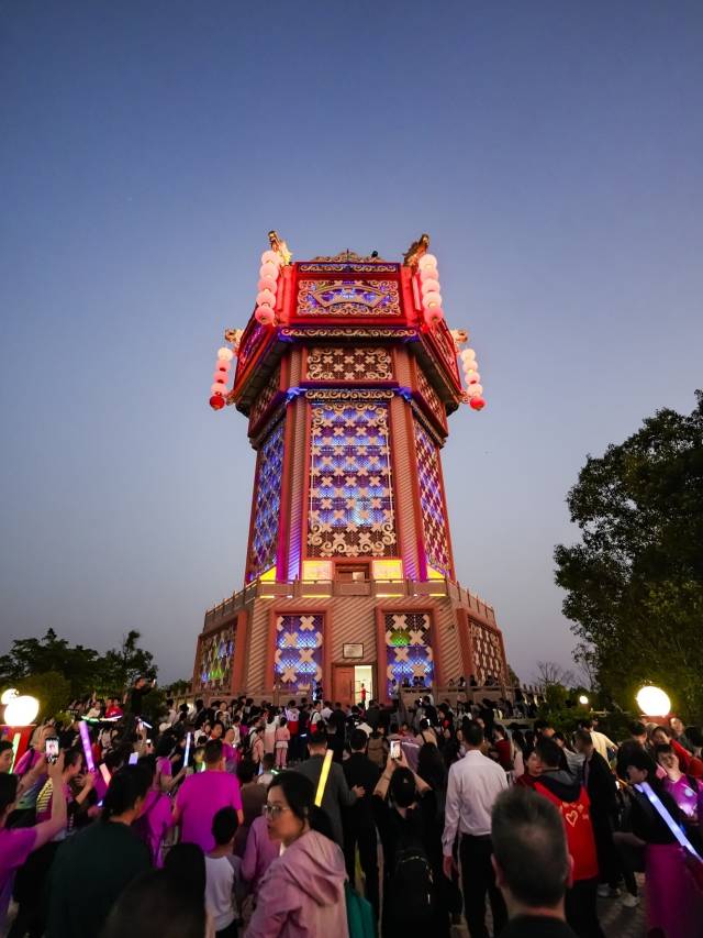 兴宁熙和湾花灯楼亮灯，吸引众多市民游客观赏。 