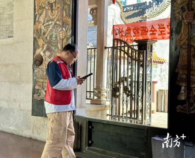 普查队员通过北斗定位仪智能采集终端采集文物数据。 普查队员通过北斗定位仪智能采集终端采集文物数据。