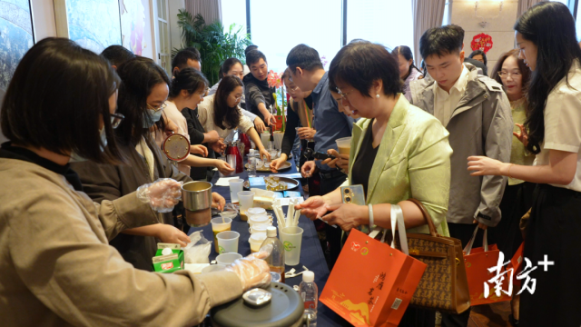 现场嘉宾热情品鉴茶产品。