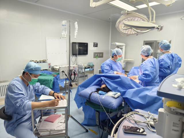 手术室内，无影灯昼夜不熄。