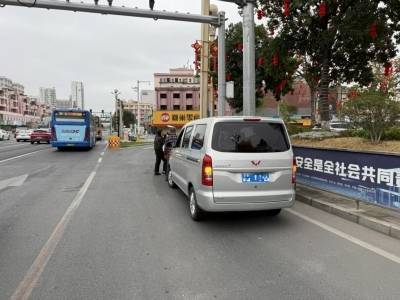 春节返程高峰！黄江交警严查面包车超员，勿让侥幸挤走安全