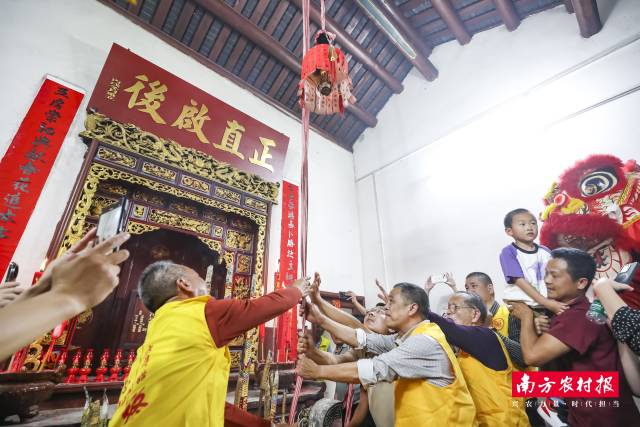 水口镇官岭村老黄屋升灯仪式。  