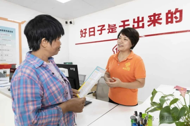 “小梁送工”就业服务发起人梁佳给前来咨询的群众讲解用工政策
