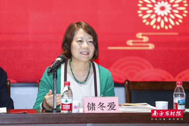 华南理工大学新闻与传播学院教授、广东省民协副主席储冬爱。  