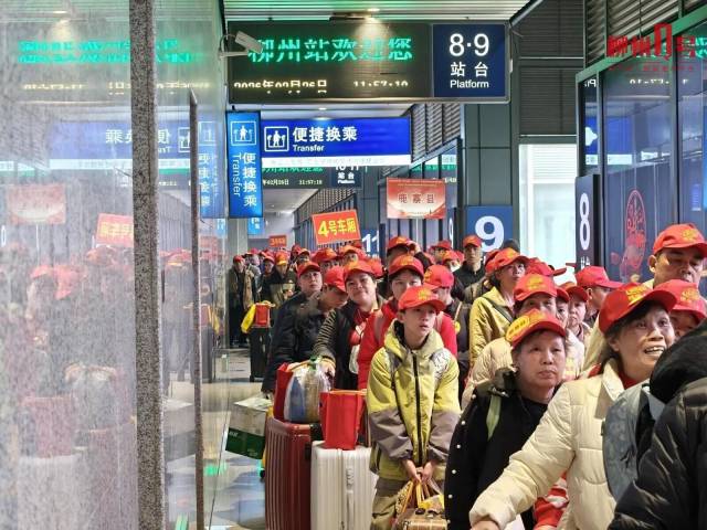 广西、贵州免费返岗专列暖心出发，务工人员奔赴广东复工。