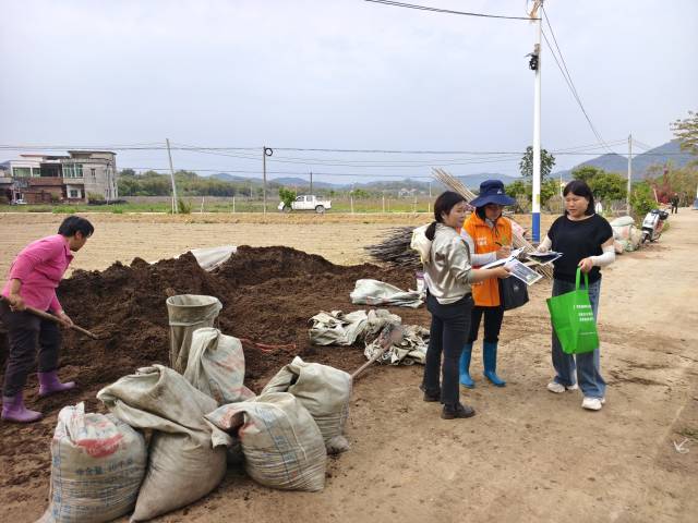 农业科技特派员向农户派发铁柱二号优质冬瓜种子