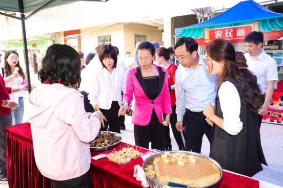 “村艺”展演+非遗集市，带动土特产出圈。