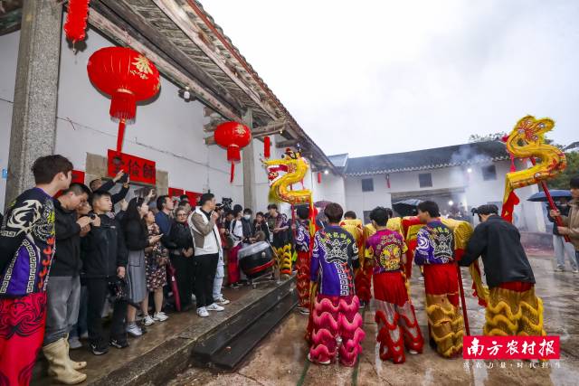 金龙翻腾，舞出幸福。 