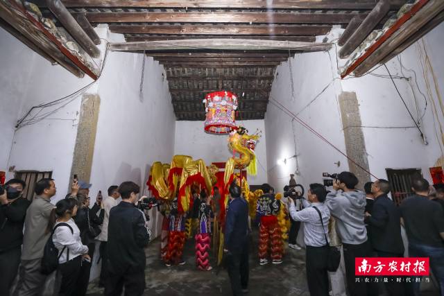 游客见证记录升灯祈福。