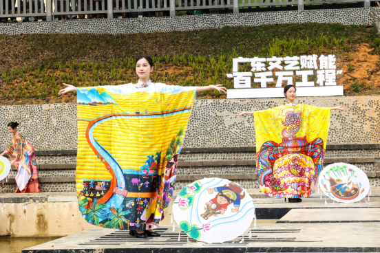 惠州龙门，非遗农民画融入服装表演艺术，尽显环“两山”引领区的文化底蕴。