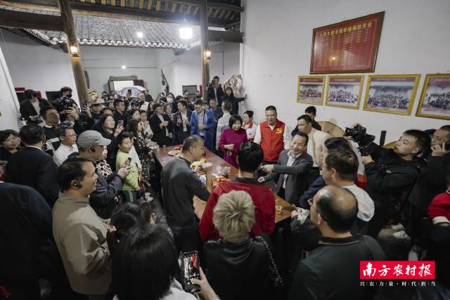 游客了解上灯民俗、猜码互动。  