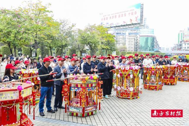 兴宁20镇街组成的花灯巡游队伍。  