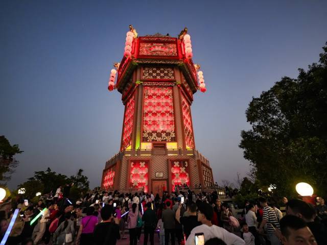 大年初六，梅州兴宁“世界最大灯笼型建筑”花灯楼点亮夜空，吸引众多游客打卡。