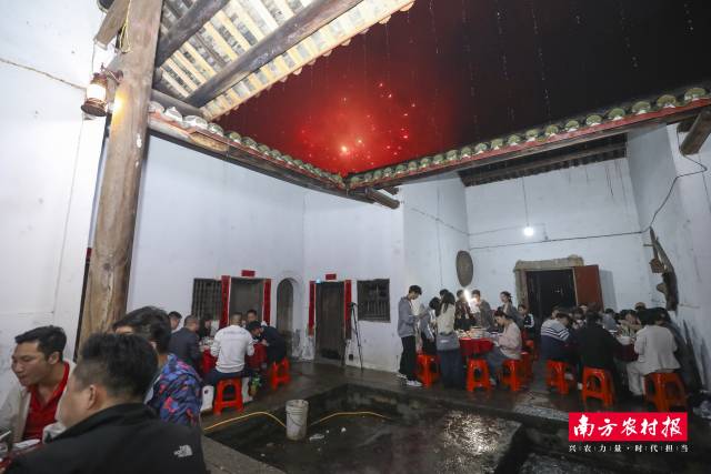 烟火绽放，灯暖人家。  