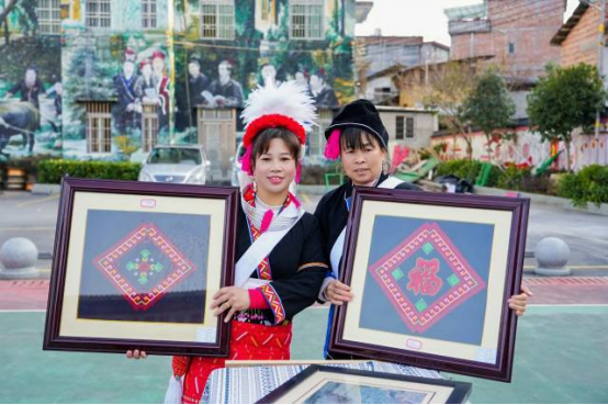 文艺赋能助力绣娘实现居家就业，推动瑶绣从传统手工艺向初具规模的乡村特色产业迈进。