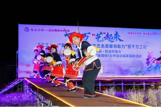 瑶乡群众身着盛装走上T台，尽显古朴韵味与生活气息。