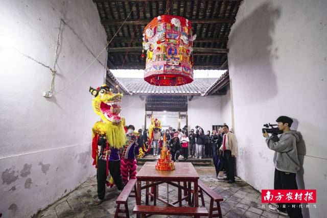 围屋正厅花灯高悬。