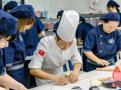 全国人大代表、揭阳普宁市潮菜厨师职业培训学校校长、省级“粤菜师傅”技能大师工作室负责人陈育群：传承潮菜技艺，在“家乡味”中走出致富路