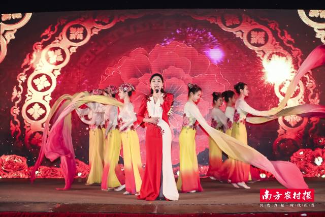 汉歌表演《国色天香》。  