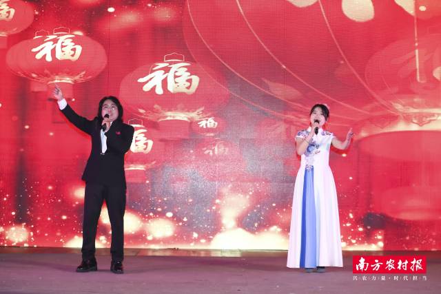 刘玉润、刘银玲演唱《上灯红》。 