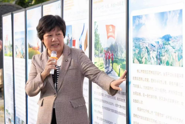 陈旺弟正在介绍儒溪村乡村振兴经验。