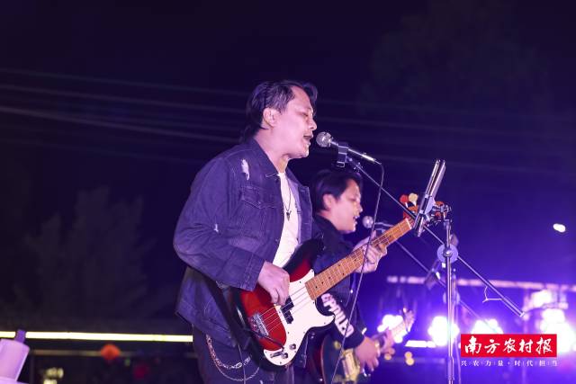 星河乐队接连献唱《向阳花》《恭喜发财》《海阔天空》。  