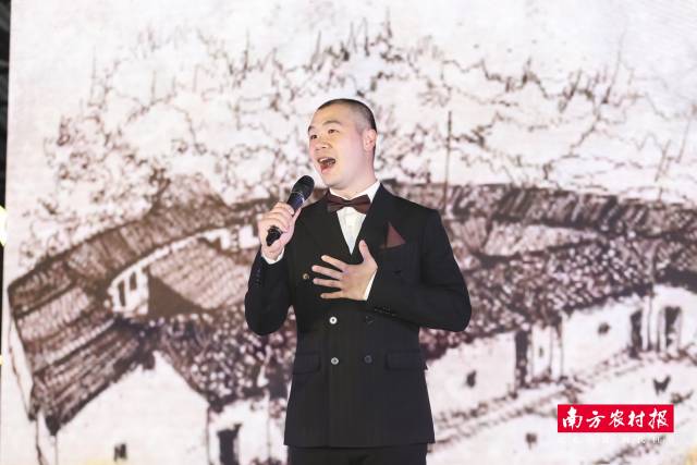 陈文斐演唱《客家人系有料》。  