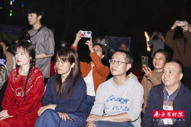 观众从各地赶赴而来，沉浸于这场灯乐之约。  