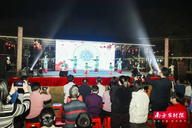 “上灯+”田园音乐节吸引大众围观。 