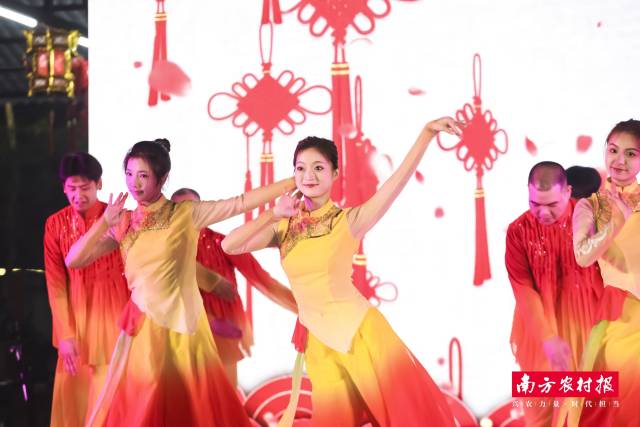 开场舞《盛世欢腾》。  