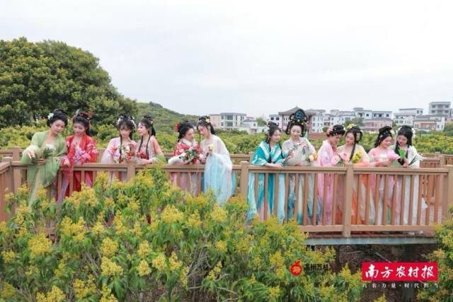 今天上午的根子贡园，十二花神现身十里画廊。 