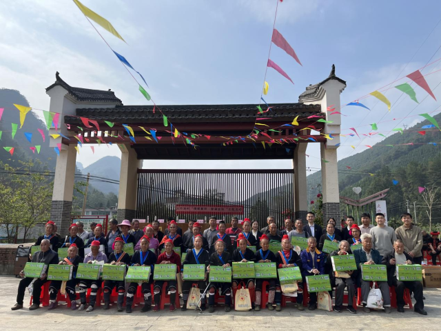 大竹湾村积极联动多方力量举行积分制兑换及敬老爱老活动