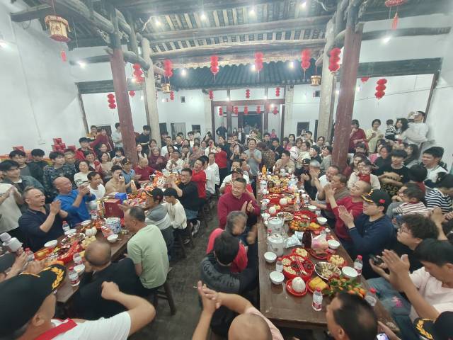 宗亲族人欢聚一堂。 