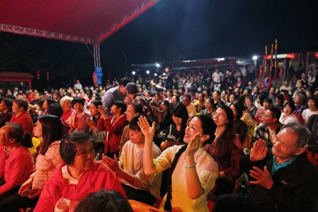 现场观众自发为台上演员打节拍。