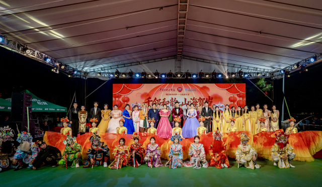 全体演职人员合影。