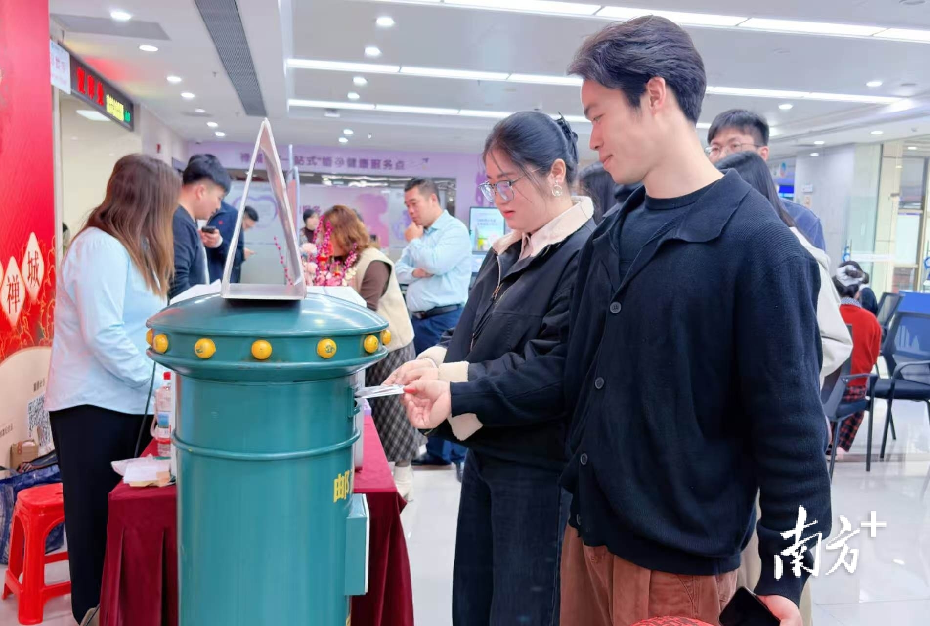 “邮囍到家”服务为新人送上专属纪念明信片。禅城区民政局供图