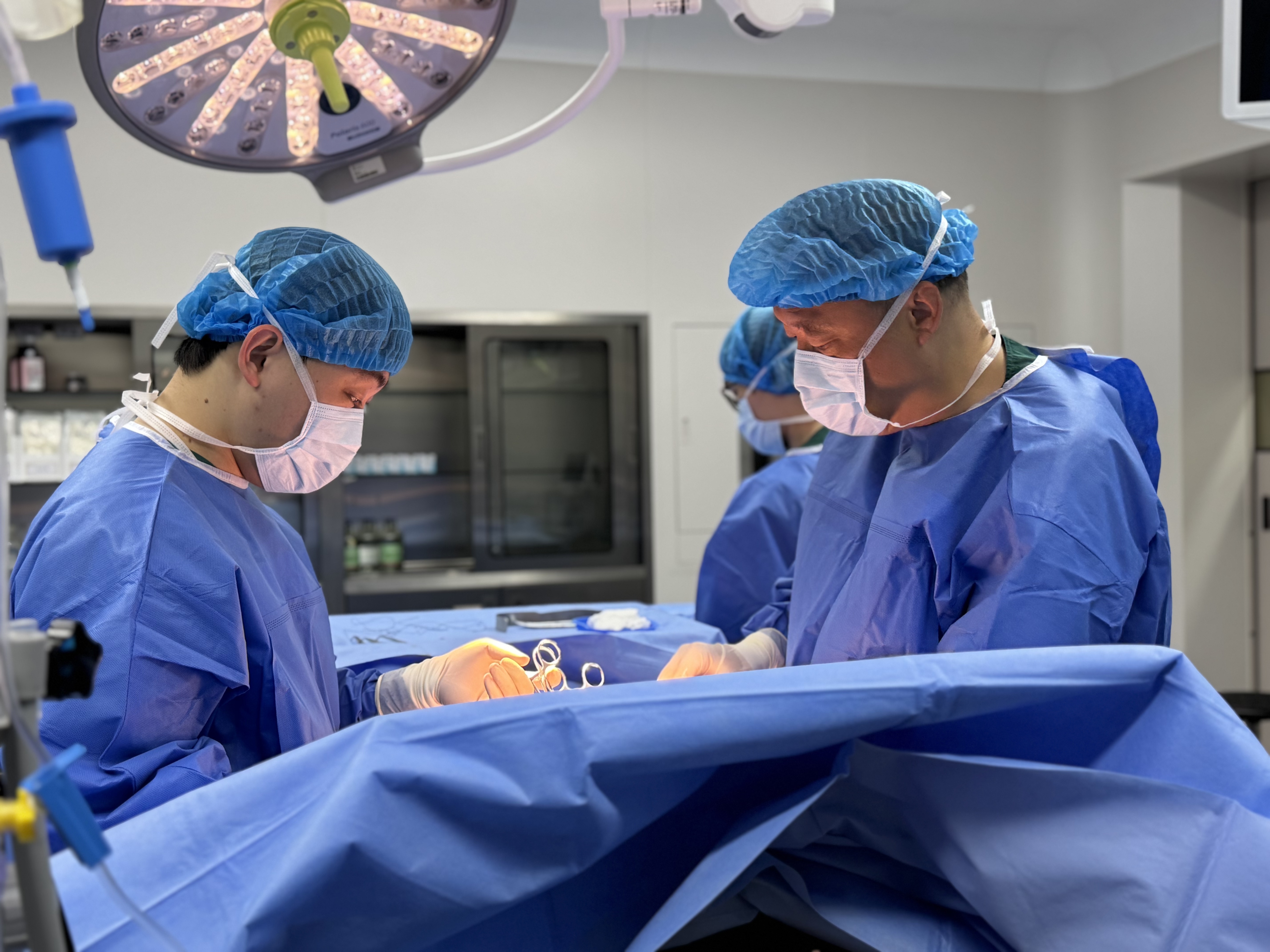 张铁民教授团队在手术中。 和祐医院供图