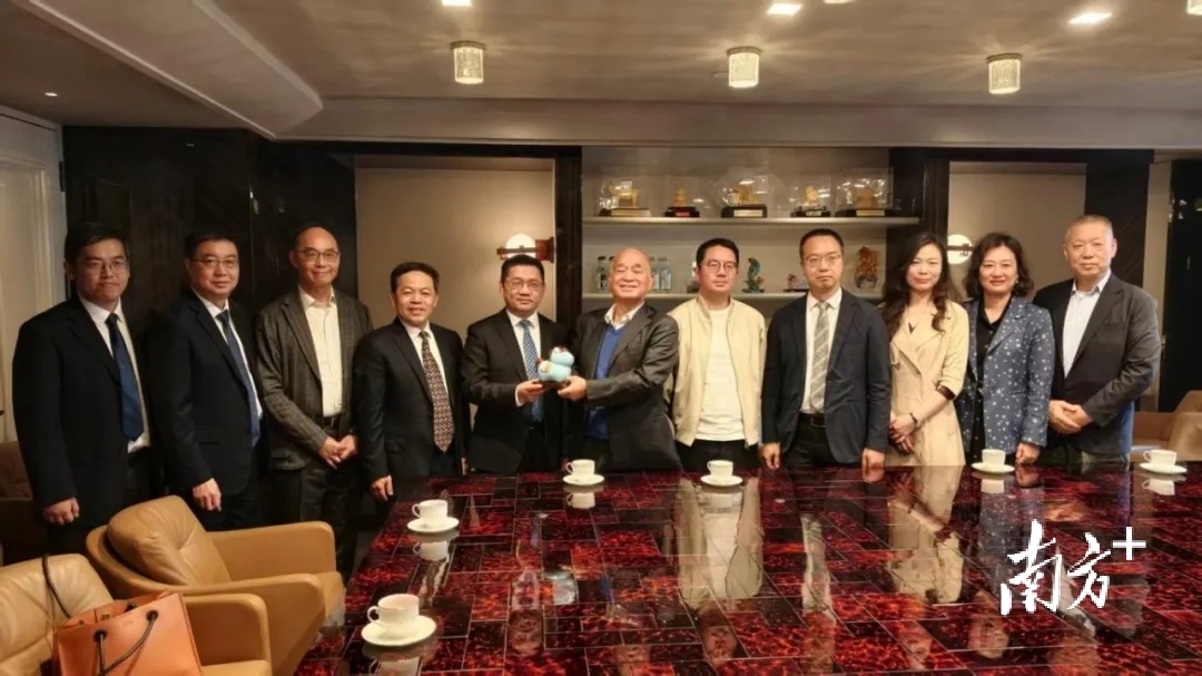 工作组拜访杰出乡亲郑家纯。&nbsp;