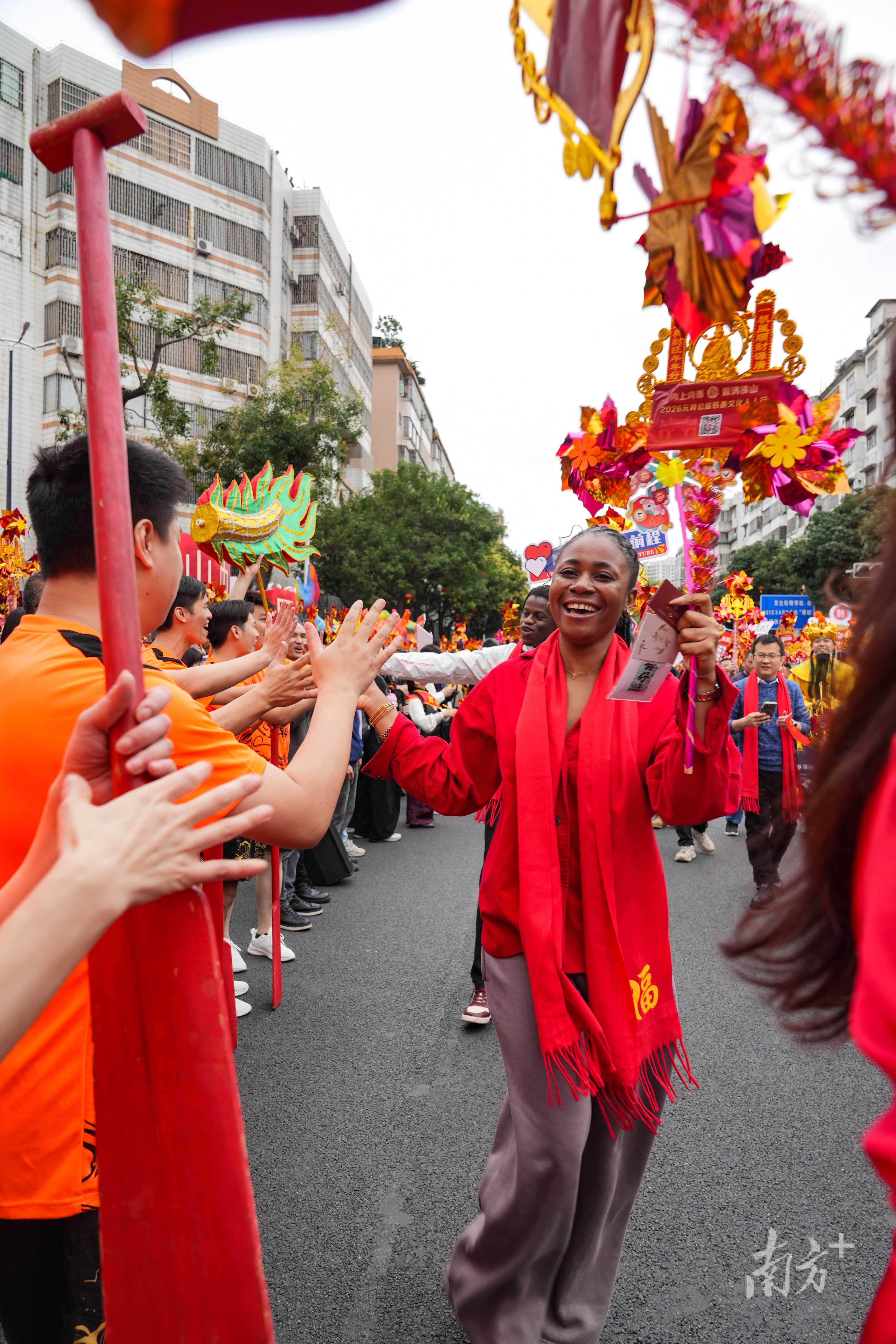老外在佛山街头与群众互动。
