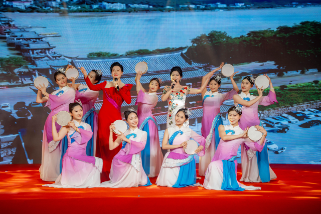 2025广东乡村歌手大赛汕头赛区冠军李雯（后排右三），与歌手张少冰深情合唱歌曲《潮韵》。  