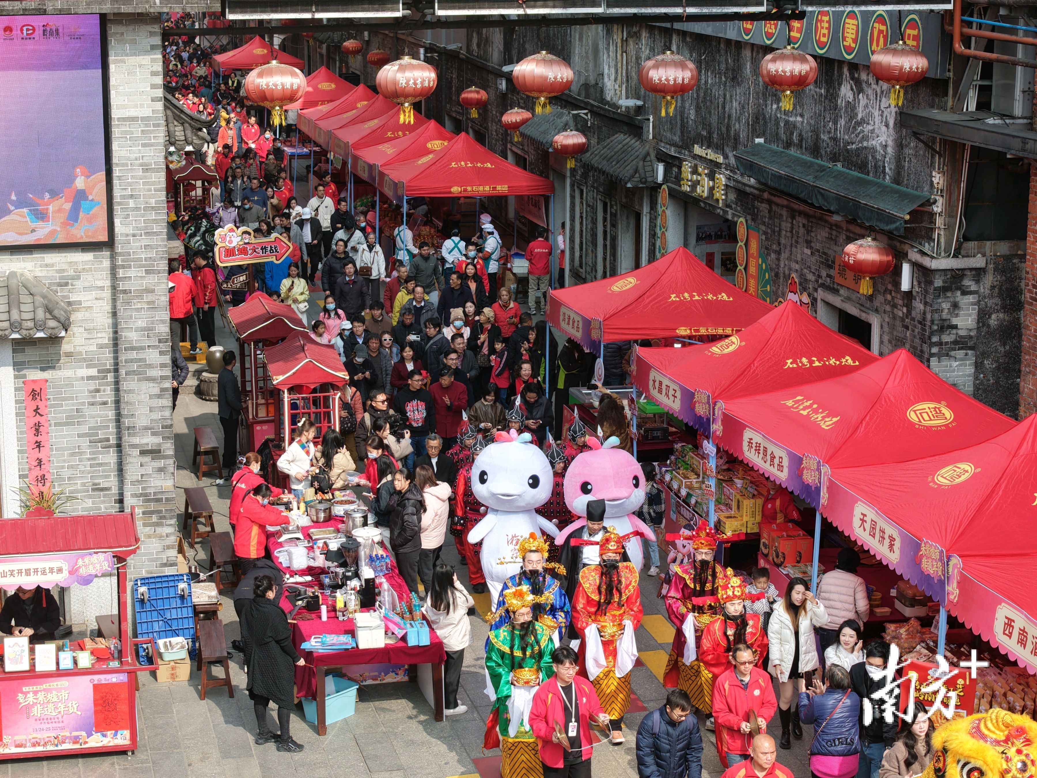 首届“朱紫墟市·非遗年货节”的热闹场景。 受访者 供图