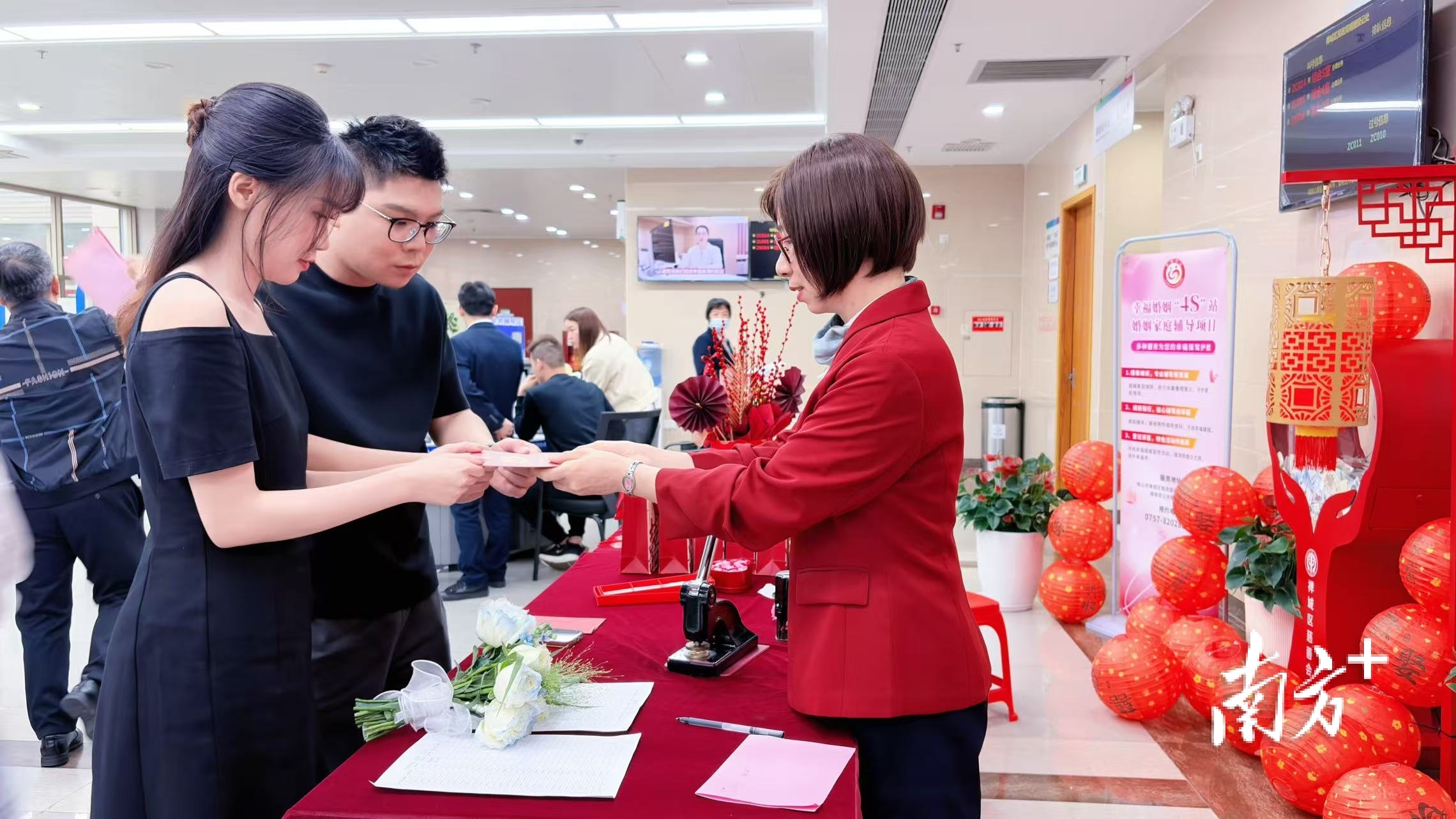 活动共为超100对新人送上全方位政务服务。禅城区民政局供图