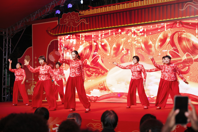 开场节目《开门红》，由村民进行演绎。