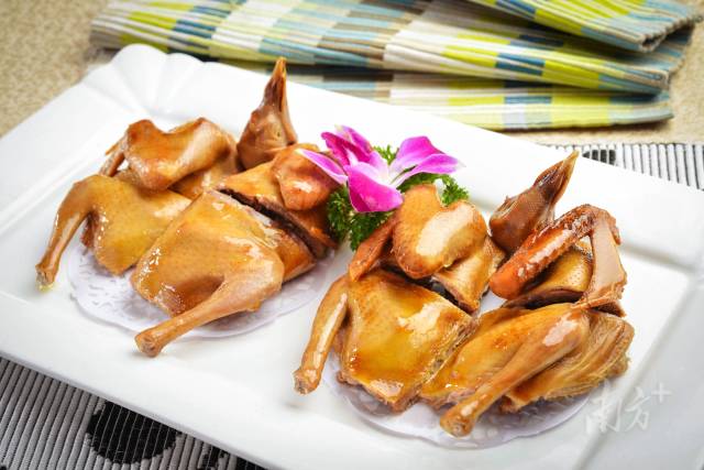 樱花树下办集市  受访者供图